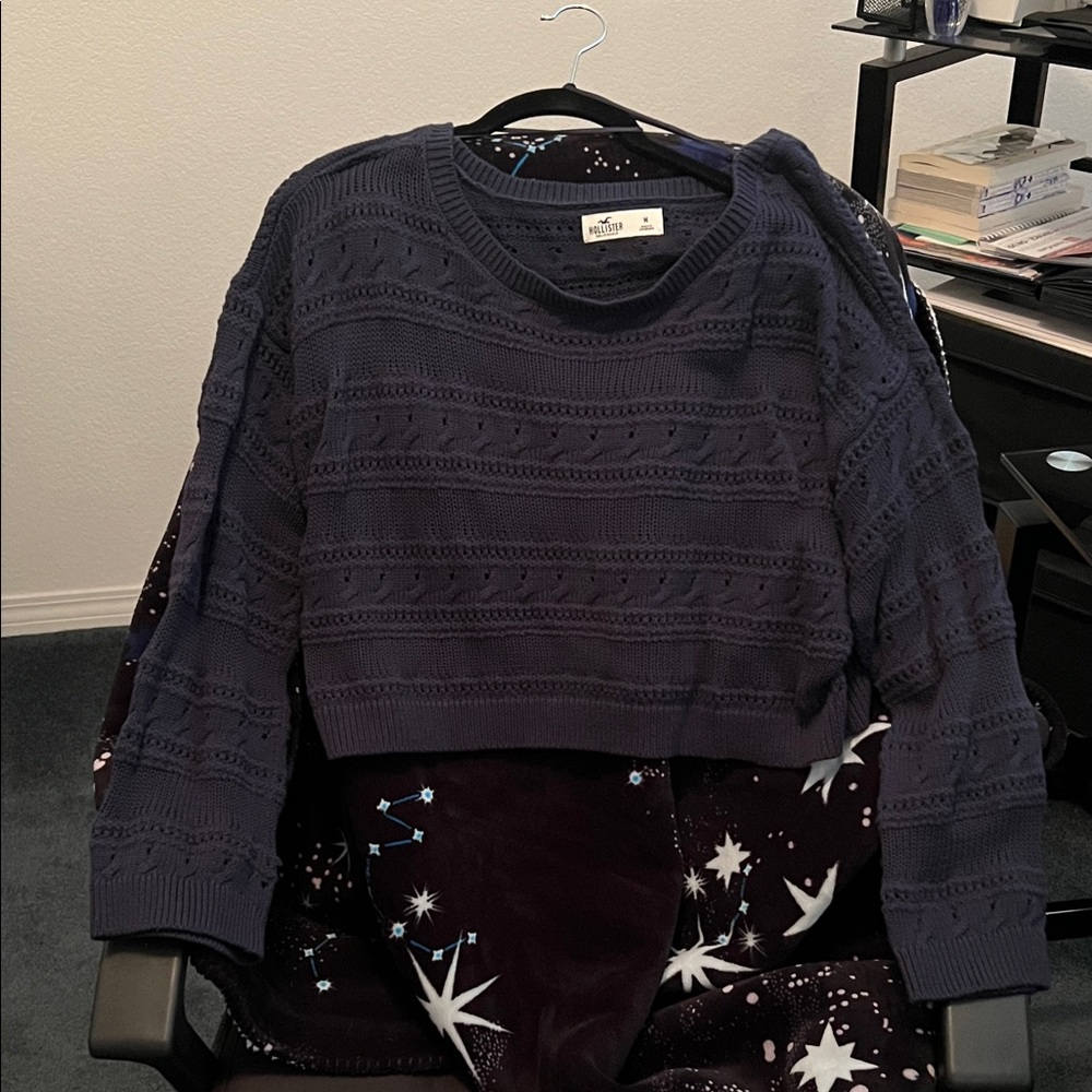 Hollister navy cropped knit sweater in Medium & in excellent condition